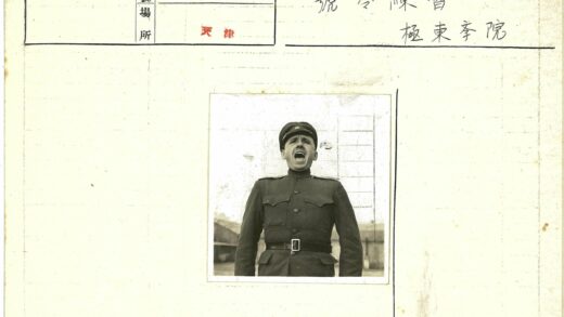 军人户外呐喊军装照.jpg