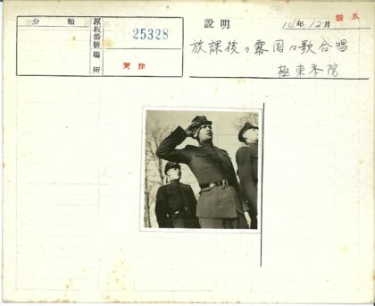 军人户外敬礼冬日树景.jpg