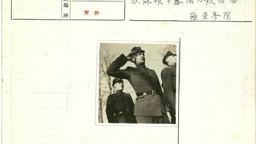 军人户外敬礼冬日树景.jpg