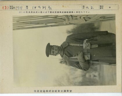 军人持手套户外站立.jpg