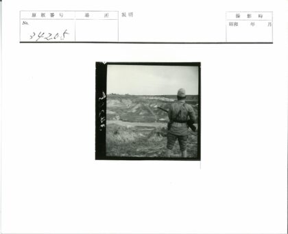 军人持枪俯瞰山地风景.jpg