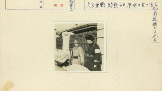 军人持枪守卫栅栏.jpg
