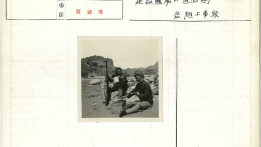 军人持枪山地休憩.jpg
