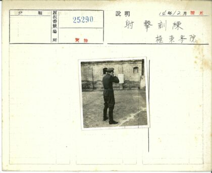 军人持枪瞄准砖房背景.jpg