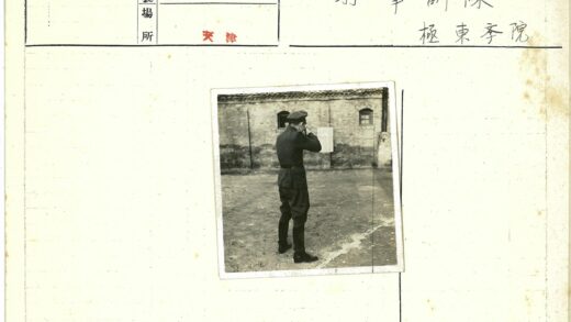 军人持枪瞄准砖房背景.jpg