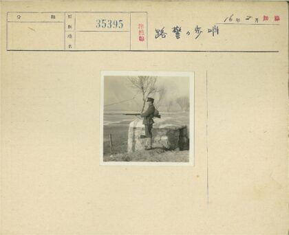 军人持枪站岗石建筑旁.jpg