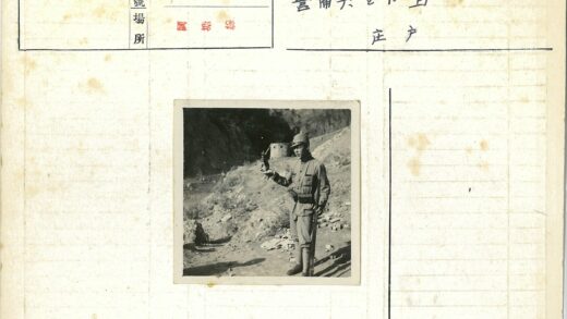 军人持鸟站岩石地.jpg