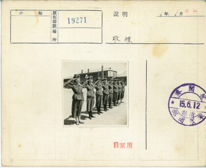 军人敬礼历史建筑背景.jpg