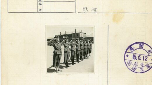 军人敬礼历史建筑背景.jpg