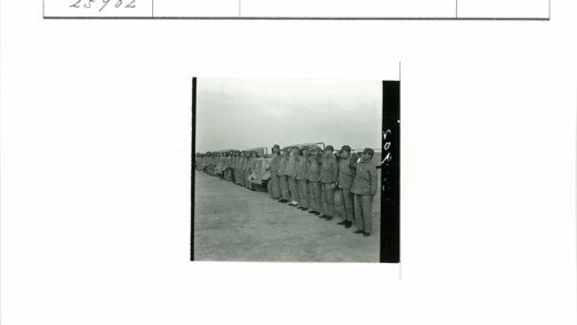 军人敬礼车辆队列.jpg