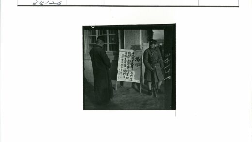 军人检查建筑物外海报.jpg