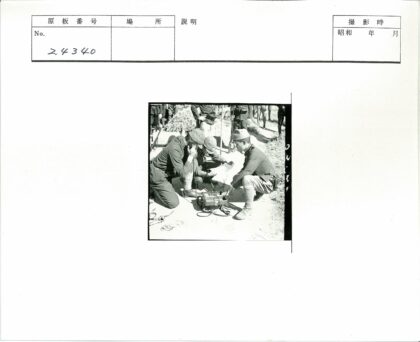 军人泥泞路上执行任务.jpg
