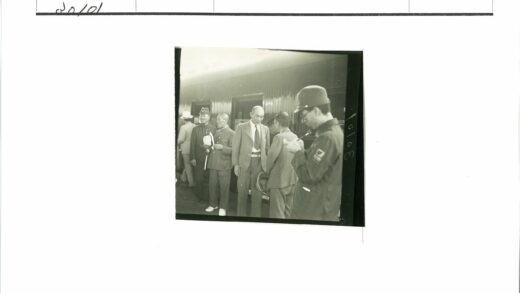 军人火车旁交谈抽烟斗.jpg
