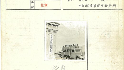 军人站在卡车旁与石碑背景.jpg