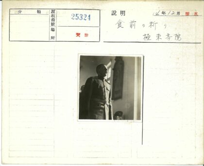 军人站在挂画房间窗前.jpg
