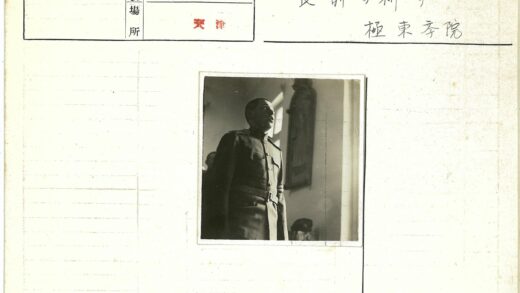 军人站在挂画房间窗前.jpg