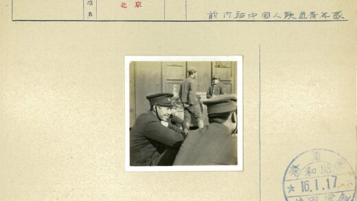 军人聚集大建筑前微笑合影.jpg