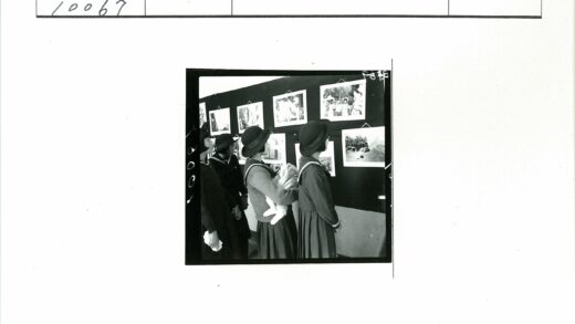 军人观看历史照片展.jpg