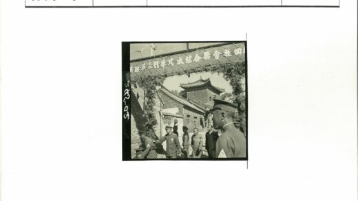 军人走过传统牌坊建筑.jpg
