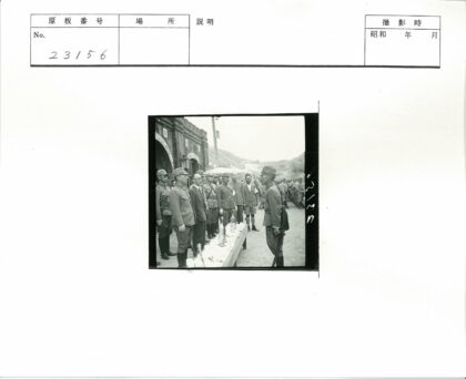 军人集会山区拱门建筑前.jpg