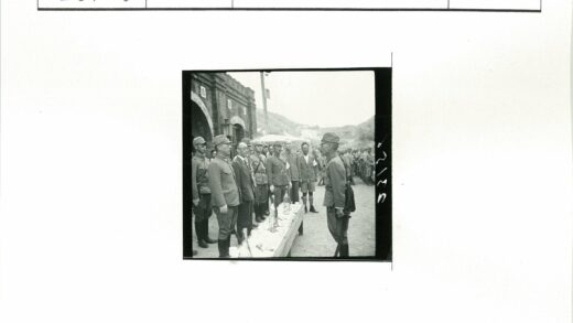 军人集会山区拱门建筑前.jpg