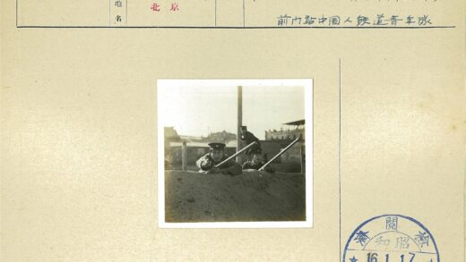 军人驻守泥堤背景体育场.jpg