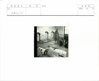 军大衣男子与包裹工人室内场景.jpg