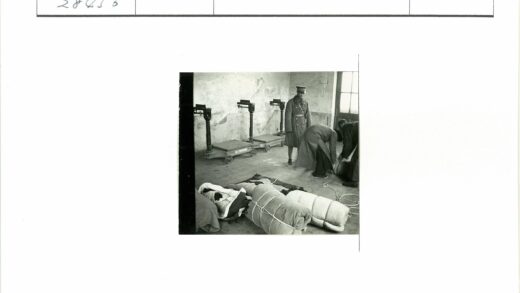 军大衣男子与包裹工人室内场景.jpg