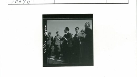 军官与士兵户外会议.jpg
