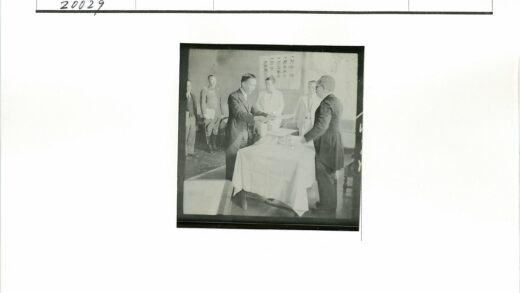 军官与文员审查文件会议.jpg
