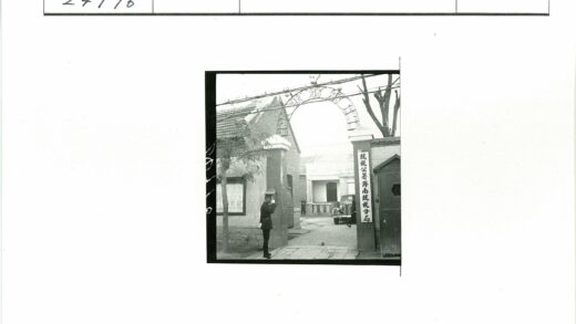军官与老式汽车在拱门建筑前.jpg