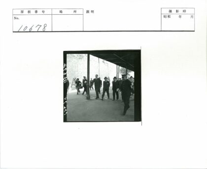 军官与西装人群建筑下行进.jpg