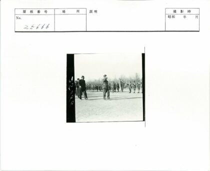 军官与西装男子同行士兵持旗.jpg