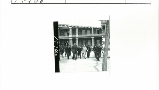 军官与西装男子在大楼前行进.jpg