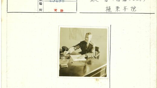 军官办公桌写作场景.jpg