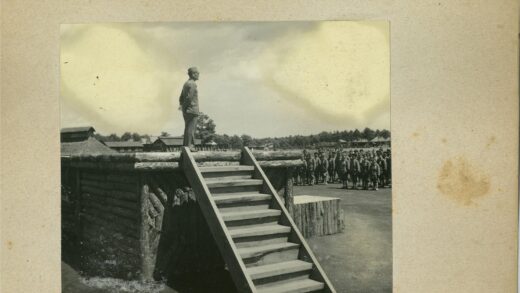 军官向士兵训话历史场景.jpg