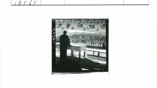军官向学生发表演讲现场.jpg