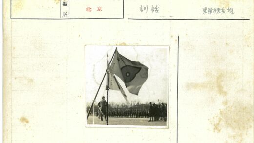 军官在旗杆旁训话.jpg