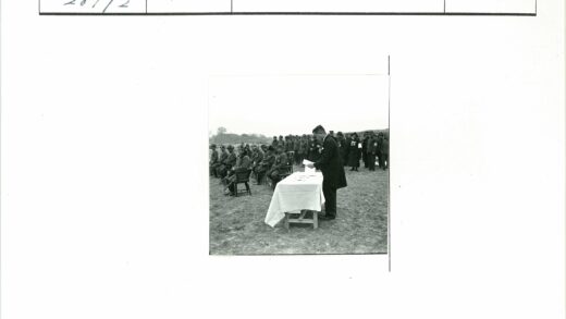 军官审阅文件与士兵平民合影.jpg