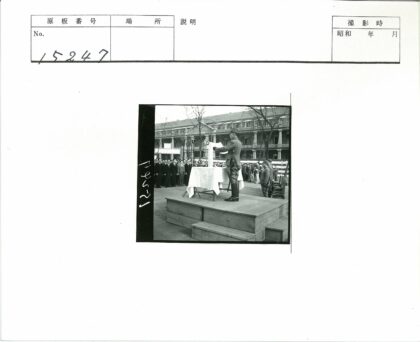 军官宣读文件军事集会现场.jpg
