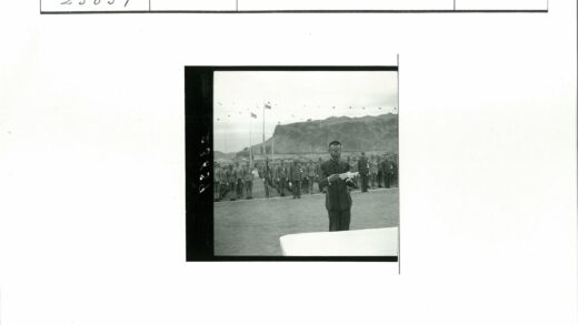 军官宣读文件升旗仪式现场.jpg