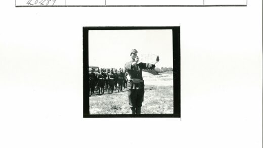军官宣读文件士兵列队.jpg
