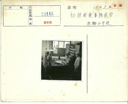军官室内办公写书场景.jpg