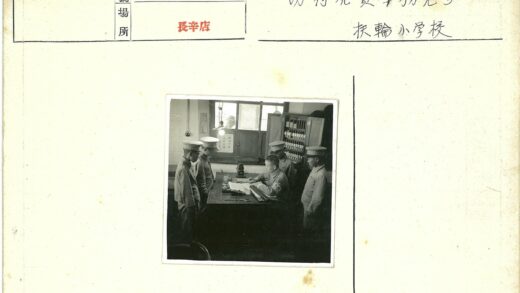 军官室内办公写书场景.jpg