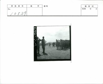 军官检查士兵列队训练照片.jpg
