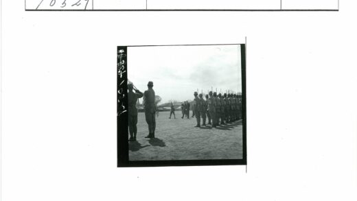 军官检查士兵列队训练照片.jpg