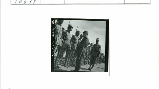 军官检阅士兵列队.jpg