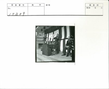 军官演讲室外舞台活动.jpg