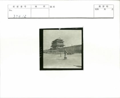 军官监督士兵列队行进传统建筑背景.jpg