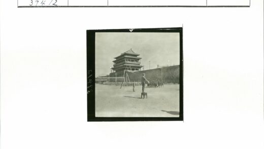 军官监督士兵列队行进传统建筑背景.jpg